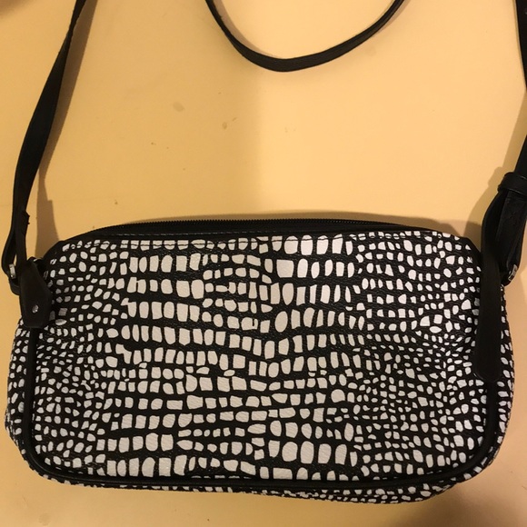 VERA BRADLEY BLACK & WHITE PURSE - Picture 2 of 7